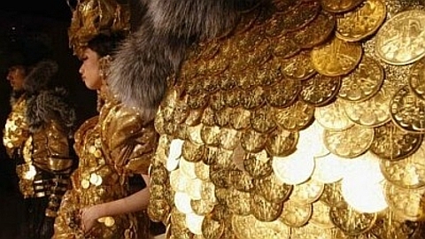 [Vestido em ouro]