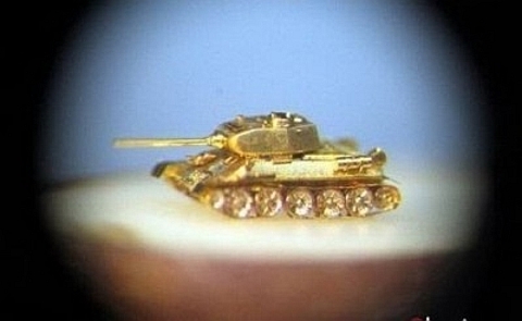 Tanque em miniatura em ouro