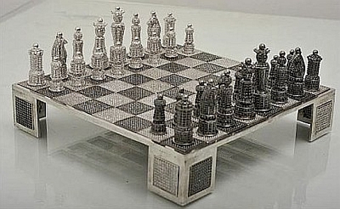 Jogo de xadrez, coloque o tabuleiro esperando para jogar em peças de ouro e  prata blur6