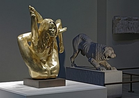 estátua em ouro da Kate Moss