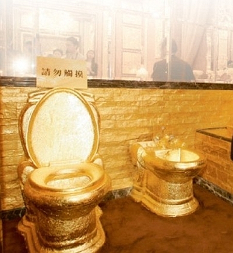 casa de banho feita de ouro