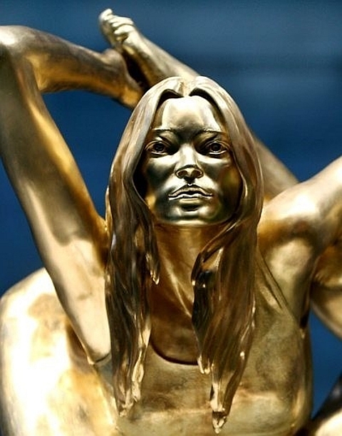[Estátua em ouro Kate Moss]