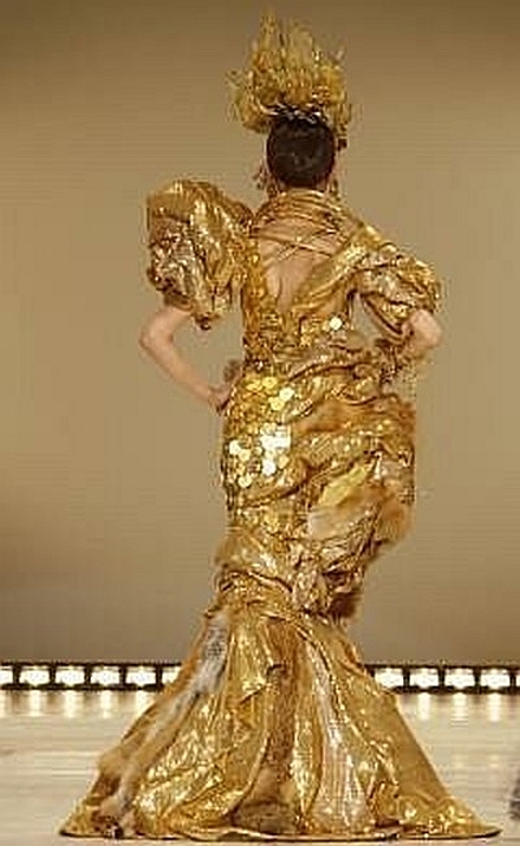 [Vestido em ouro]